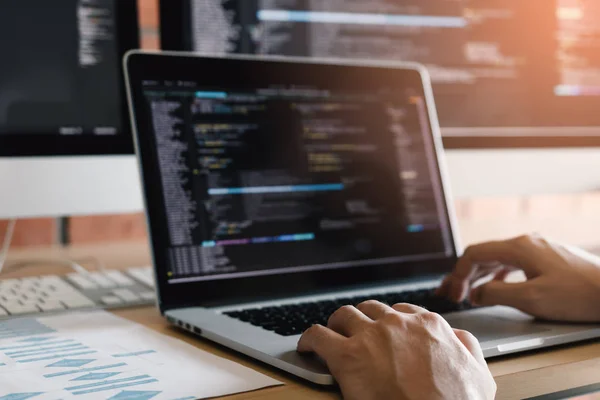 Eller çağdaş web sitesi Geliştirici adam yazarak ve programı Web sitesi için kod yazma ve Resepsiyon ofiste çalışan yakın çekim.