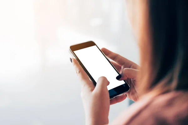 Asiatin Benutzt Und Tippt Ein Leeres Smartphone Mit Weißem Bildschirm — Stockfoto