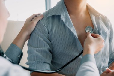 Asyalı doktor stetoskop dinle t kalp atışı için kullanıyor