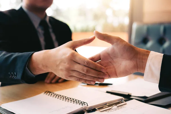 Sociedades de confianza personas estrechando la mano con la creación de una contra —  Fotos de Stock