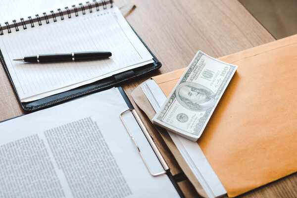 Концепция коррупции с документом на столе
.