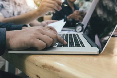 Çalışma girişimciler birlikte dizüstü kullanarak ve fina Not yapma