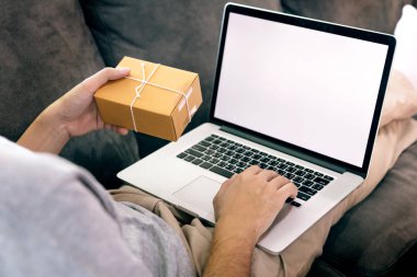 Asya adam nakliye için bir teslimat kutusu tutun ve bir lapto kullanıyorsanız