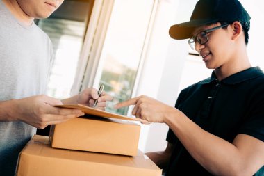 Ana kapının yanında ve par taşıyan teslim genç adam