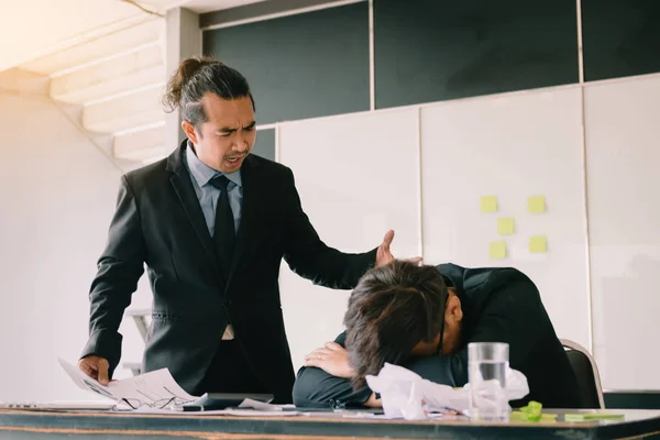 Jefe reprendiendo a un empleado en una oficina . —  Fotos de Stock