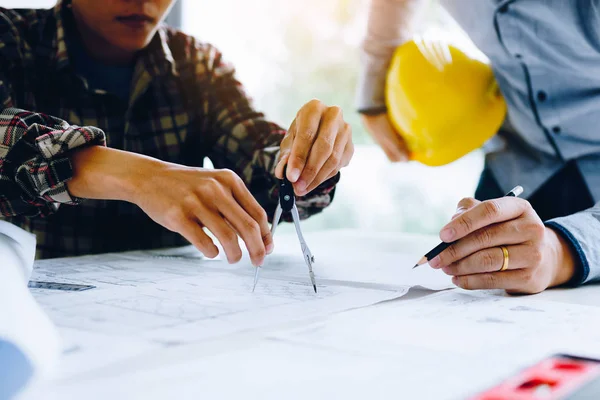 Asociaciones de ingeniería trabajando con planos y discutiendo — Foto de Stock