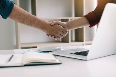 İş arkadaşı başlangıç meslektaşları ile tokalaşırken ev ofis.