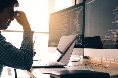 Adam programcılar vurguladı ve tutan el burun baş ağrısı ile