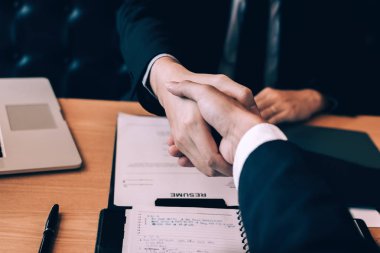 Kendine güvenen yönetici ve personel insan yapımı ile tokalaşırken 