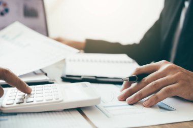 Yöneticisi basarak şirketin finansal durumunu hesaplar