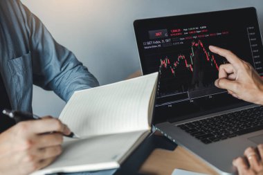 İki yatırımcılar birlikte çalışır ve hisse senedi fiyatını karşılaştırmak için Not 