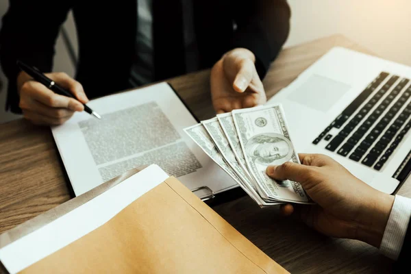 Empresários estão prestes a assinar um contrato que permite parceiros — Fotografia de Stock