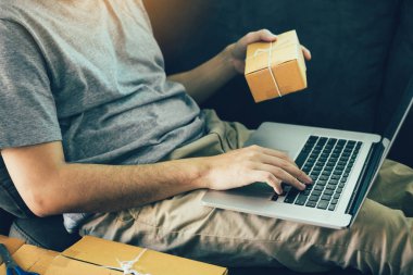 Küçük işletme girişimci KOBİ, No için dizüstü bilgisayar kullanarak başlatmak