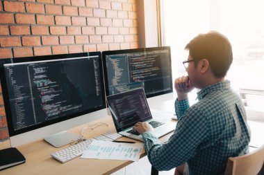 Programlama ve kodlama bir softwa çalışan teknoloji geliştirme