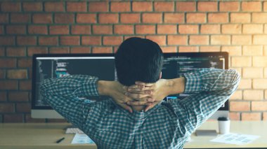 Asya programcılar adam rahatlatıcı ve th üzerinde kodu arıyorum