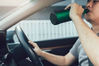 Asya'ya ait adam sarhoş alkolle üzerinde sürüş sırasında bira içmek