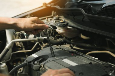 Otomatik r arabada tamir el profesyonel mekanik yakın çekim