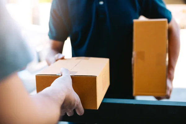 Close up van handen lading personeel leveren dozen wit karton — Stockfoto
