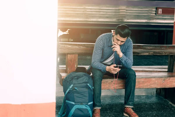 Turista asiático homem usando celular selecionar música para ouvir musi — Fotografia de Stock