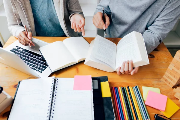 Öğrenci Kitaplığı'nda birlikte test için ders kitabı okuma.