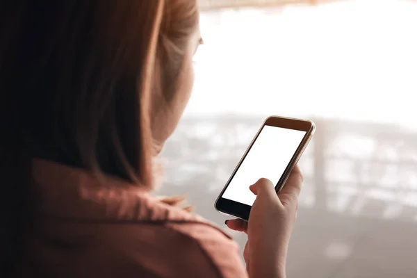 Mujer asiática usando y tocando una pantalla blanca en blanco teléfono inteligente i —  Fotos de Stock