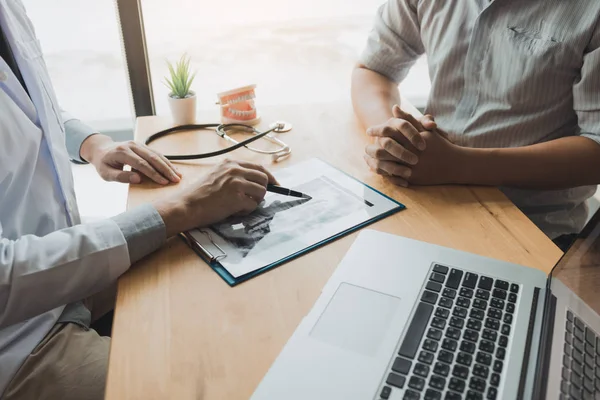 Asya diş hekimleri dişlerini sorunları açıklayan bir kalem tutun