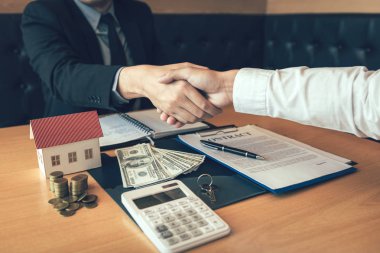 İş ev satış acentaları ve alıcılar yeni evler ve Şeki imzalama