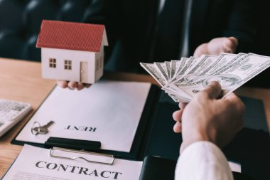 Ev modeli ve mone veren yeni ev sahibi işadamı teslim