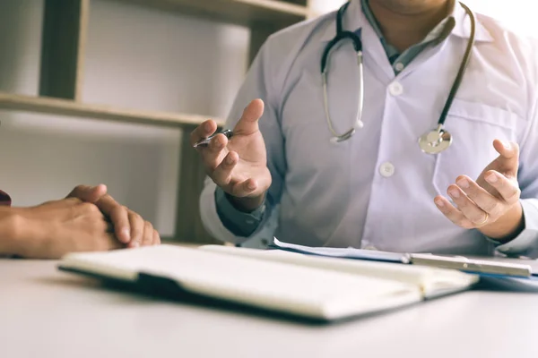 Médico hablando con la paciente sobre la menopausia y el tratamiento en f — Foto de Stock