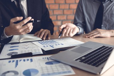 Grafik ve Özet raporu belge Finans arıyor işadamı