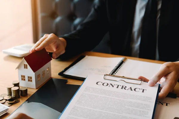 Discussão de agente imobiliário sobre assinatura em papel co financeiro — Fotografia de Stock