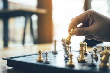 Satranç oyunu oynarken işadamı strateji conce ile rakip yendi