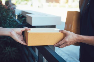 Asya akıllı adam teslim bir paket bir müşteriye verilmesi.