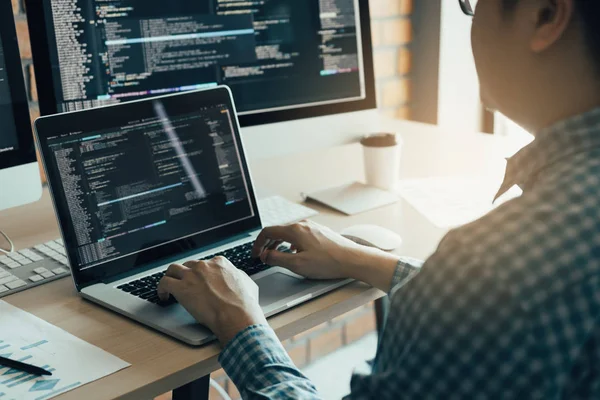 Hombre asiático trabajando desarrollo de la programación y la tecnología de cifrado — Foto de Stock