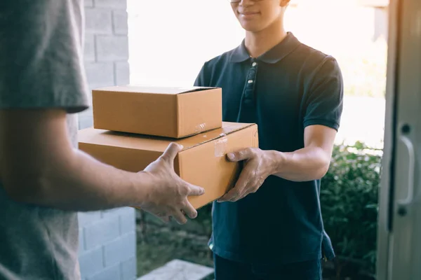 Mensajero inteligente haciendo una entrega a un cliente en casa . — Foto de Stock