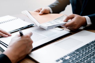 Para için entrepre gönderiyorsunuz işadamları elinde