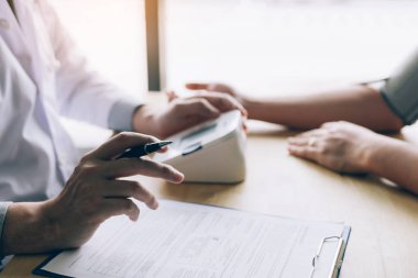 Doktor hasta için kan basıncı hakkında açıklayan 