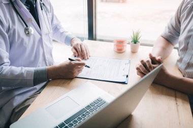 Asya diş hekimleri dişlerini sorunları açıklayan bir kalem tutun