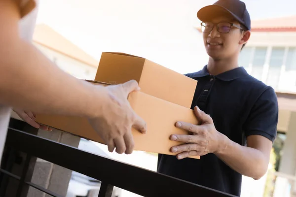 Primer plano del personal de carga manos están entregando cajas de cartón ingenio — Foto de Stock