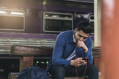 Asya adam cep telefonu seçin şarkı dinle müzik için kullanma.