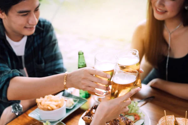 Teeneger asiatische Freunde klirren Gläser, während genießen einen Abend — Stockfoto