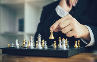 Satranç oyunu oynarken işadamı strateji conce ile rakip yendi