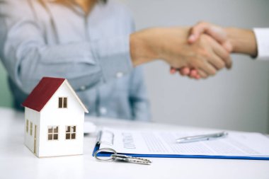 İş ev satış acentaları ve alıcılar yeni evler ve Şeki imzalama