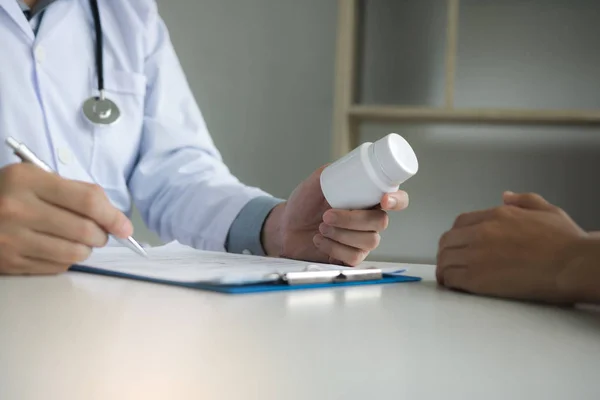 Arzt berät Patienten und spricht über Medizin. — Stockfoto