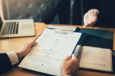 Yöneticileri ile görüşme odasında çalışan arasındaki konuşma
