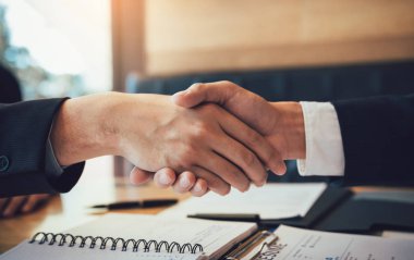 Bölüm başkanları Yöneticisi el sıkışan ve yeni emp için kabul