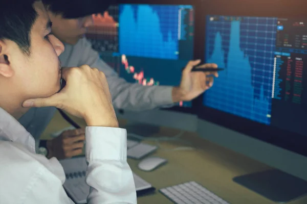 Két üzleti állomány brókerek stressz és látszó-on monitor displa — Stock Fotó