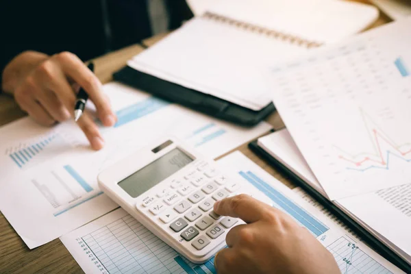 Dos empleados están calculando sobre el beneficio de la empresa af — Foto de Stock