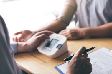 Doktor Pat basıncı ölçmek için bir nabız ölçeri kullanmayı