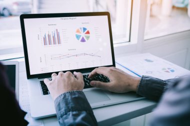 İki girişimci kişi çalışma ve meslektaşım için veri çözümleme